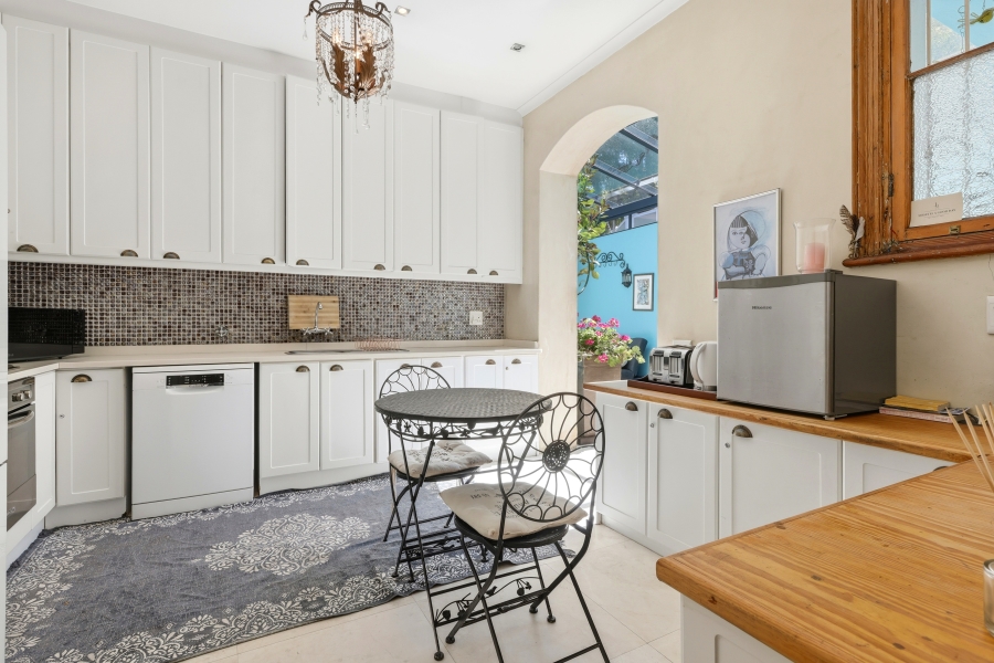 6 Bedroom Property for Sale in Green Point Western Cape